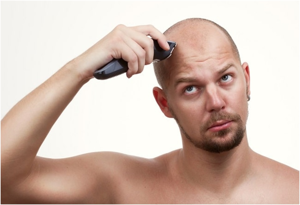 Почему мужчина бреет голову налысо
