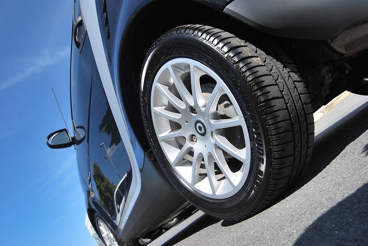 How To Recognize the Sign of Replacing Your Old Car Tyres?